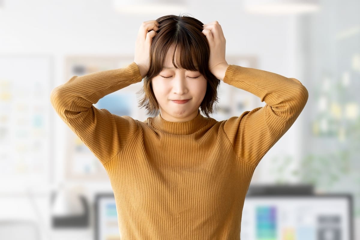 悩む女性　イメージ