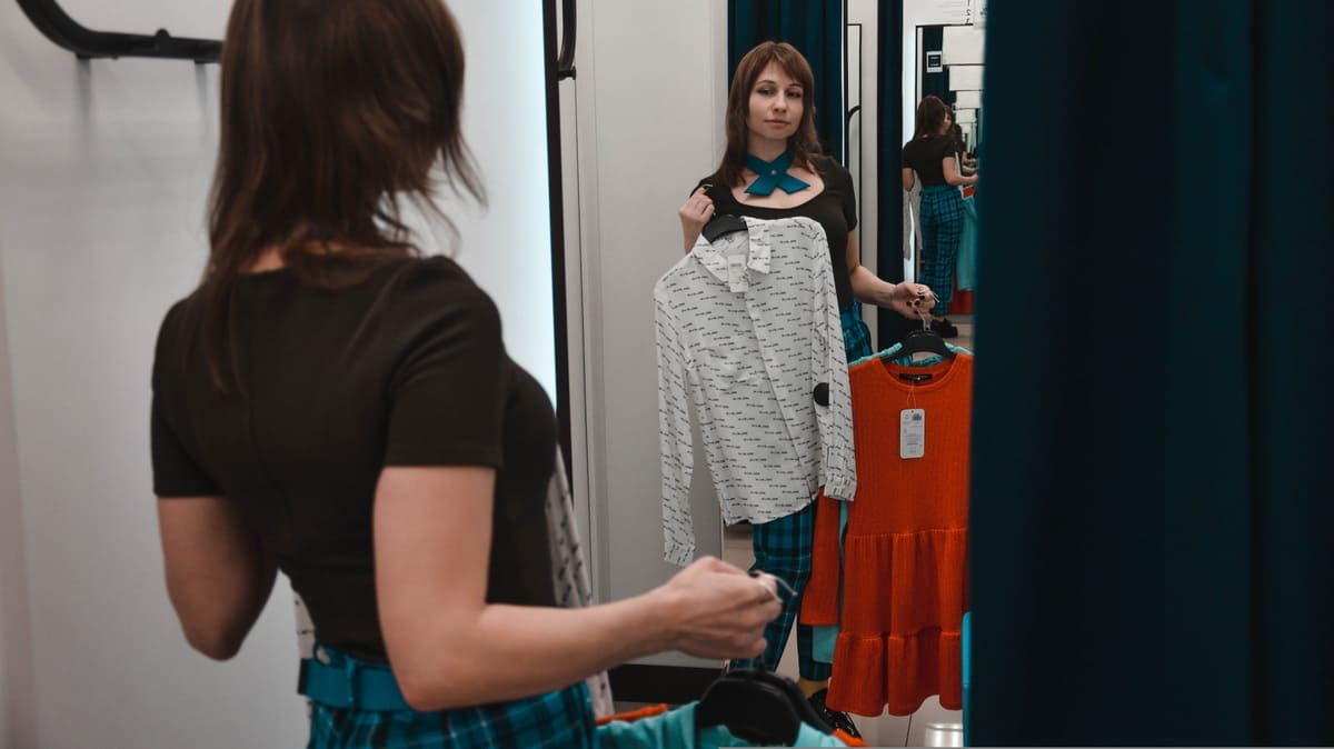 服を選ぶ女性　イメージ